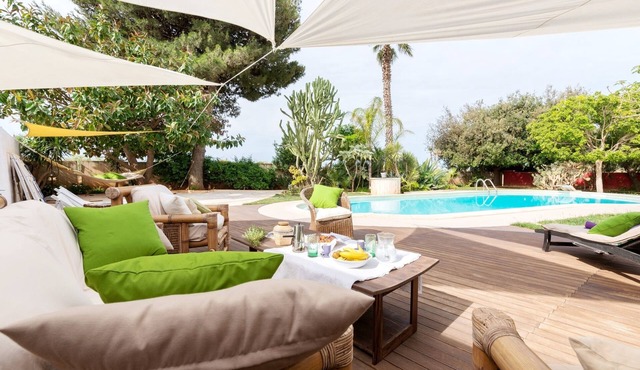 luxury villa with private pool at less than 2 km from the sea