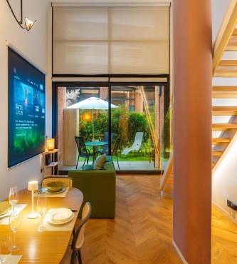 Modern Loft with Projector e Private Garden, Central Station