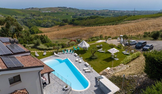 Nice apartment in villa with pool, A/C, hot tub, WIFI, TV, patio, pets allowed and panoramic view