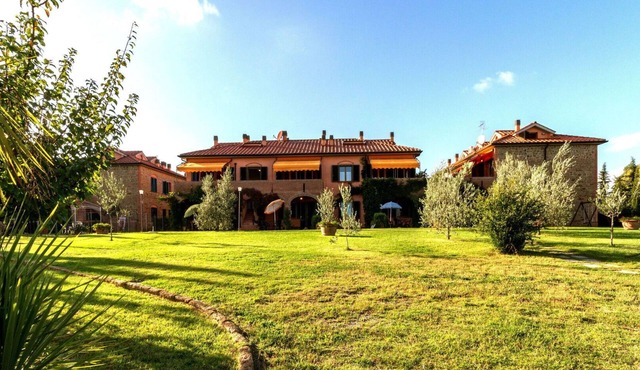 Nice apartment with pool, WIFI, A/C, TV, terrace and panoramic view, close to San Gimignano