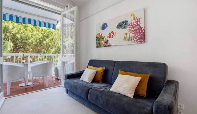 Oasis 38: Pool, Private Parking, Steps from the Beach