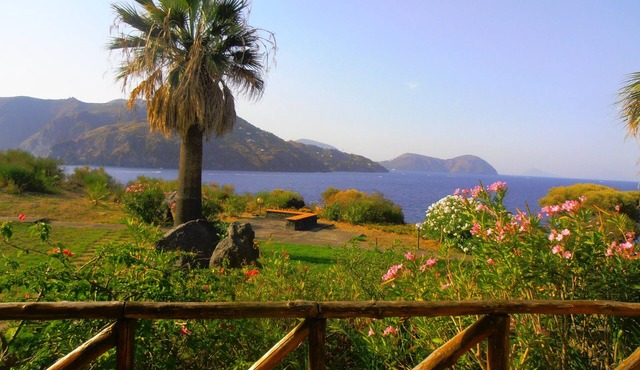 Panoramic two-room apartment with large patio at Vulcano