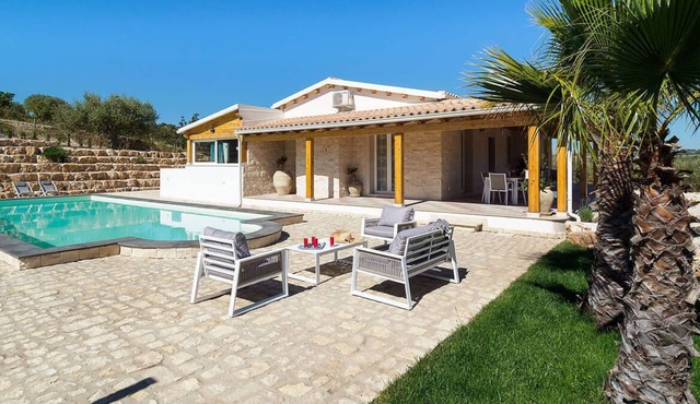 Private countryside villa with pool