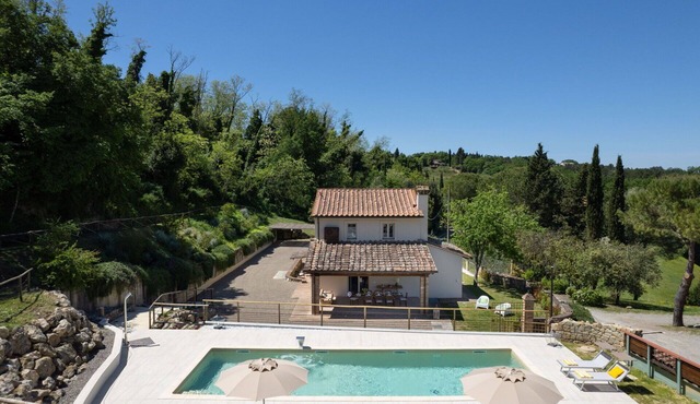 Private Villa with private pool, A/C, WIFI, TV, patio, panoramic view, close to San Gimignano