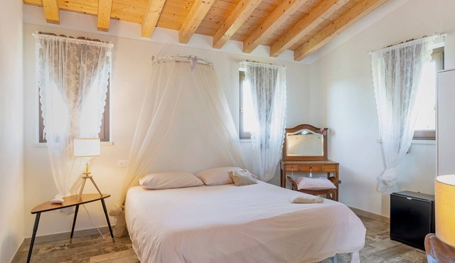 Room 6 – Spacious Double with Shared Pool, Wi-Fi, and Air Conditioning