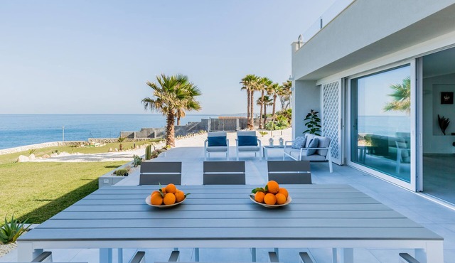 Seafront villa with jacuzzi and direct access to the sea