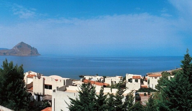 Semi-detached villa in stunning setting with wonderful sea view
