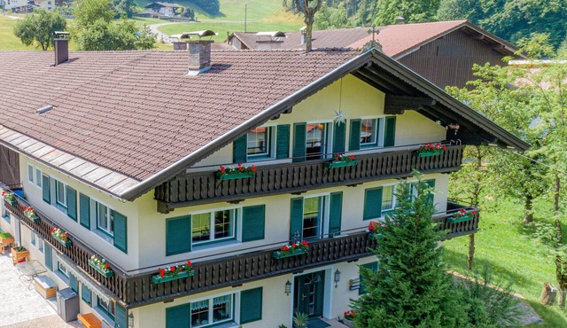 Spacious accommodation, 1.2 km to the ski lift