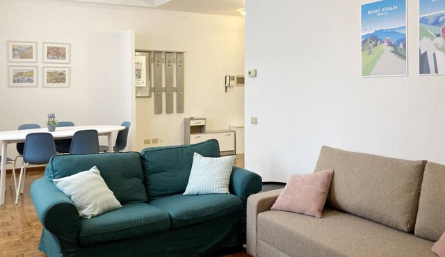 Spacious apartment in the high district of Lecco.