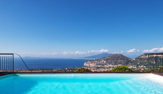 Stunning private villa with private pool, WIFI, A/C, TV, patio and panoramic view, close to Sorr.