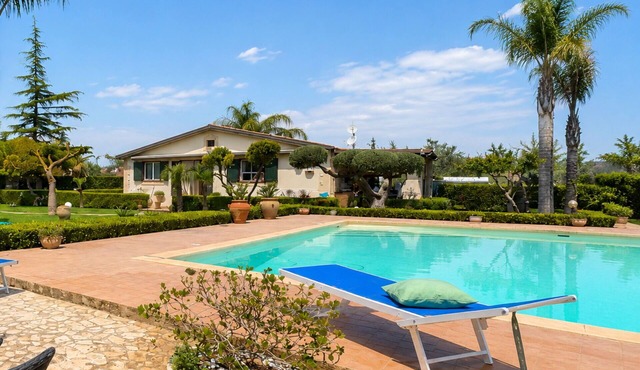 Stunning private villa for 6 people with WIFI, private pool, A/C, TV, patio and panoramic view