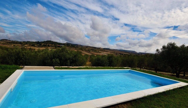 Stunning private villa for 8 people with hot tub, private pool, A/C, WIFI, TV and terrace