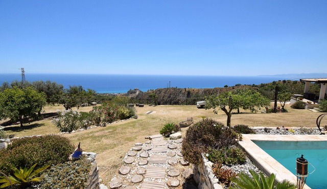 Stunning private villa with private pool, WIFI, A/C, TV, patio, pets allowed and panoramic view