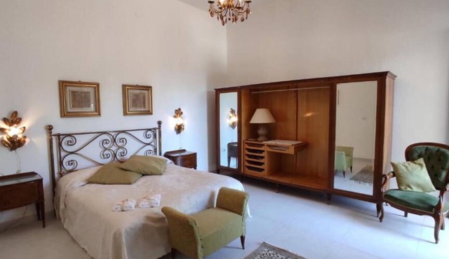 Stunning private villa for 4 people with private pool, WIFI and veranda