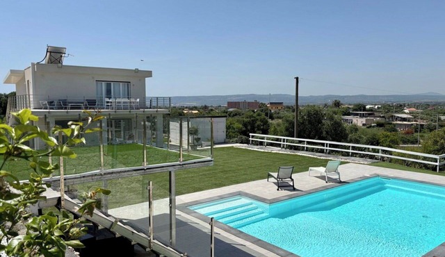 Stunning private villa for 12 guests with WIFI, A/C, private pool, TV, patio and pets allowed