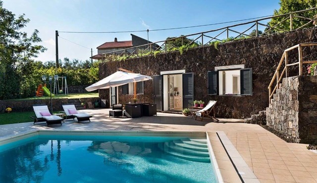 Stunning private villa for 4 people with WIFI, private pool, A/C, TV and terrace