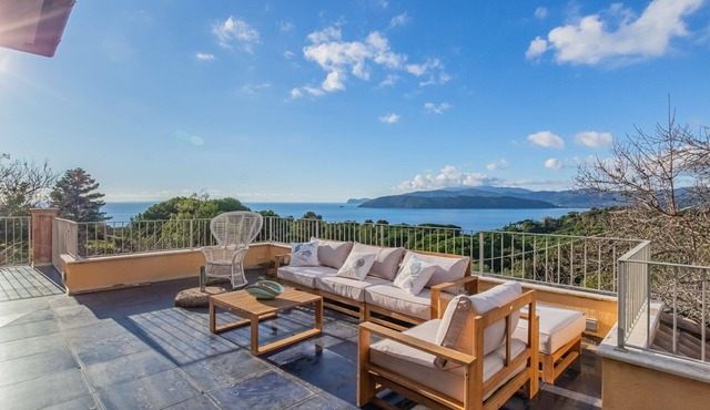 Stunning villa with sea view