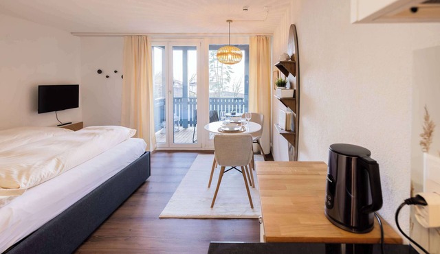 Surfers Studio | Lake View & Pool