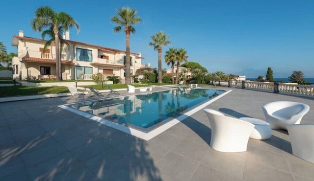 The View - Beachfront apartment with pool