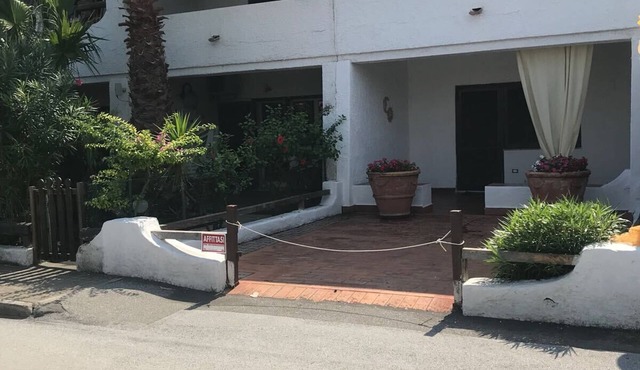 THE BLACK SANDS is a 2-room apartment in the middle of the 2 beaches of Vulcano