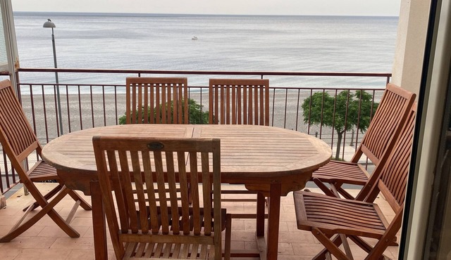 The window to the sea of Alí terme. Beachfront apartment
