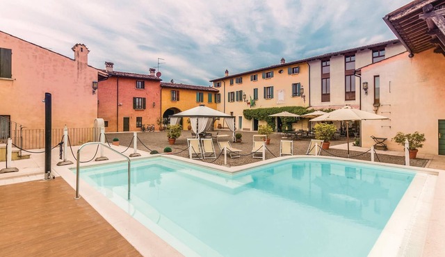 This cozy apartment is located in a complex with a total of 12 apartments in a characteristic and we