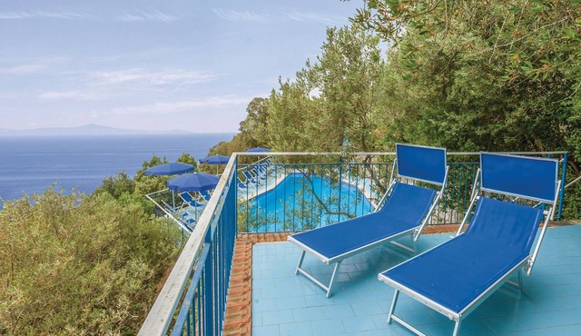 This modern bungalow belongs to a vacation home complex directly above the sea, with a unique panora