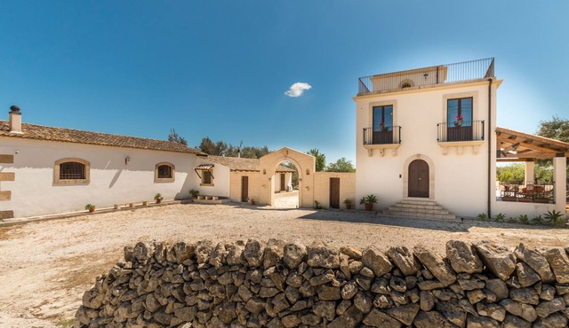 Trappeto Dellago with pool, parking & wi.fi