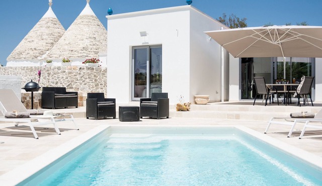 TRULLI PANORAMIX: Atop a private hill with private pool.