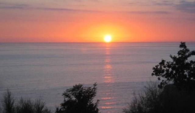 Typical house with sea view on the bay & large super panoramic garden