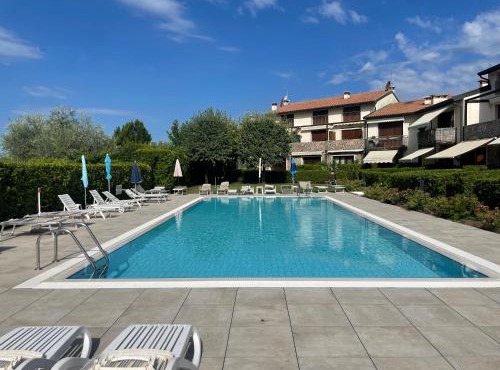 Villa con ampio giardino esterno e piscina condominiale