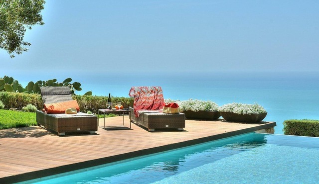 Villa Donzella, fully refundable with voucher*: An elegant and welcoming apartment that is part of a villa which faces the sun and the sea, with Free WI-FI.