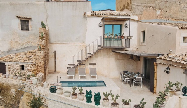 Villa Edda: with a heated (plunge) pool in the city center of Noto