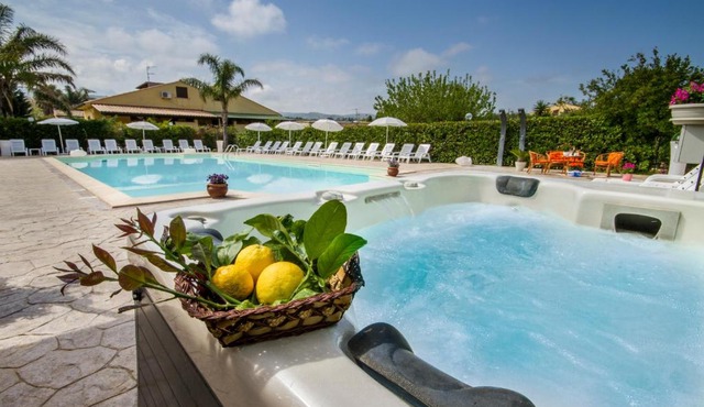 Villa in recidence a 100 metri dal mare con servizio di piscina a 100 metri vicino Cefalu