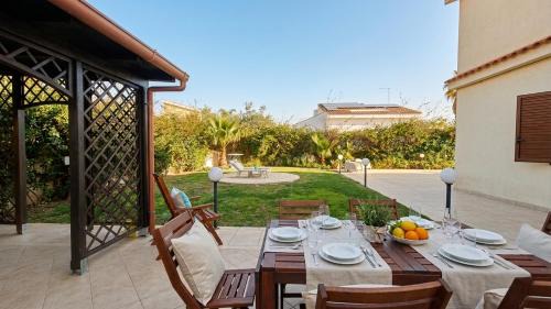 Villa Medea, con giardino, a 150m dal mare, Relax totale a Siracusa