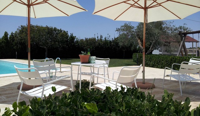 Villa surrounded by gardens and swimming pool, maximum relaxation, pets allowed