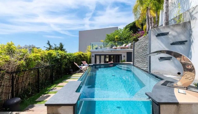 VILLA WITH PANORAMIC OCEAN VIEWS, SWIMMING POOL, AND BEACH WITHIN WALKING DISTANCE in Cannes