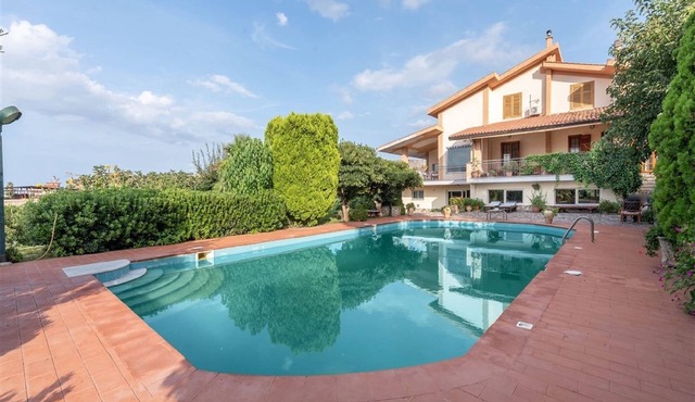 Villa with Pool, Pets & WiFi