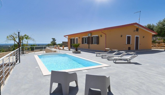 Villa with private pool in Floridia