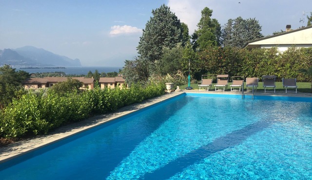 Villa with private pool with a large garden overlooking the lake at 360 degrees