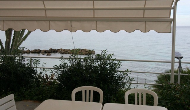 Wohnung 'Laura' mit Blick aufs Wasser by Interhome
