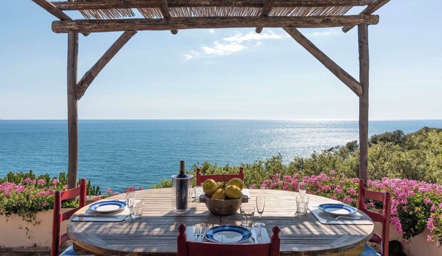 Wonderful private villa for 12 guests with A/C, WIFI, TV, patio, pets allowed and panoramic view