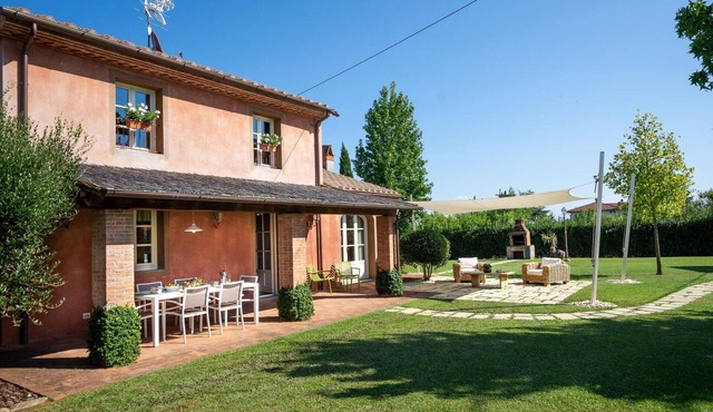 Wonderful private villa for 4 guests with WIFI, private pool, A/C, TV and veranda, close to Lucca
