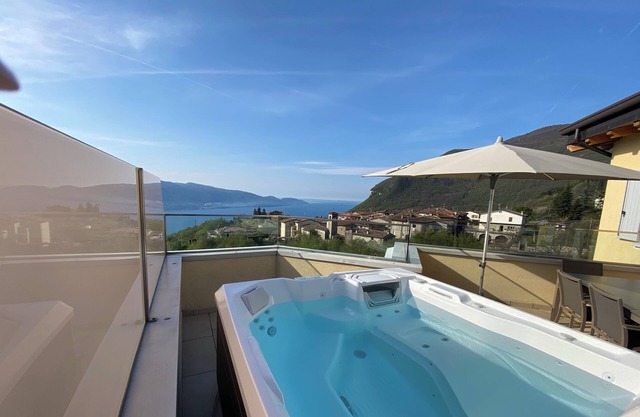 Suite with hydromassage, 6 beds, breathtaking lake view, swimming pool