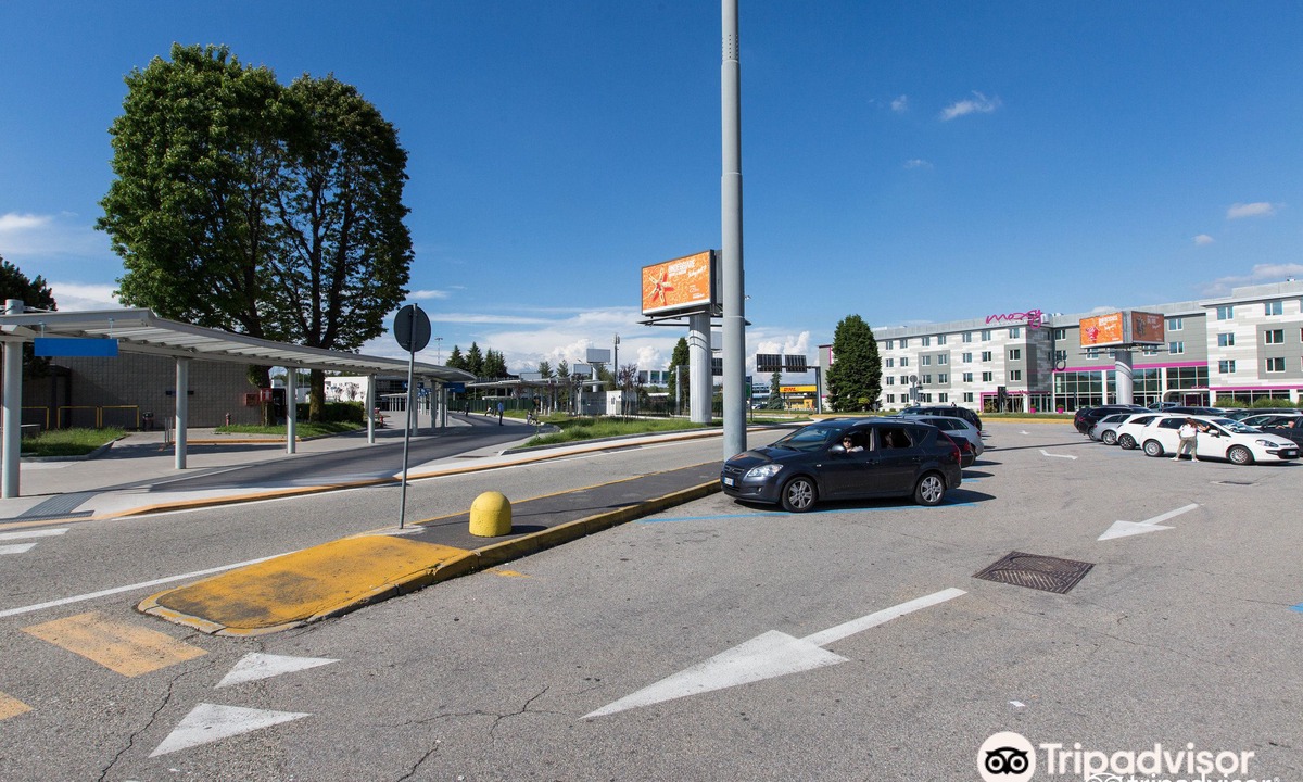 Somma Lombardo Hotel | Moxy Milan Malpensa Airport