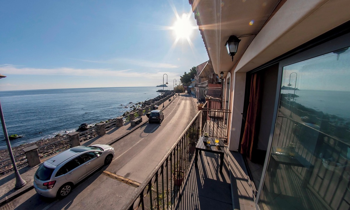 Capo Mulini House | Homerez - Spacious house and sea view - Acireale
