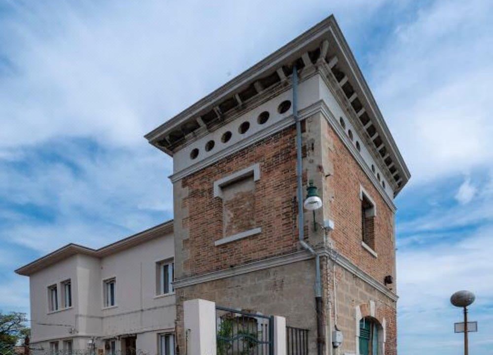 Photo of Buildings in Longa