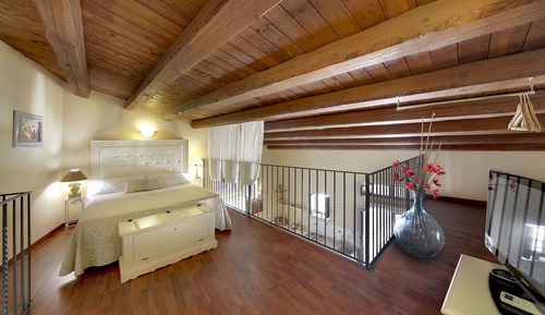 Family Studio, Kitchen, Garden View