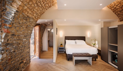 Suite, Lake View