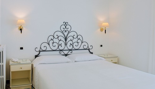 Classic Double Room, Partial Ocean View